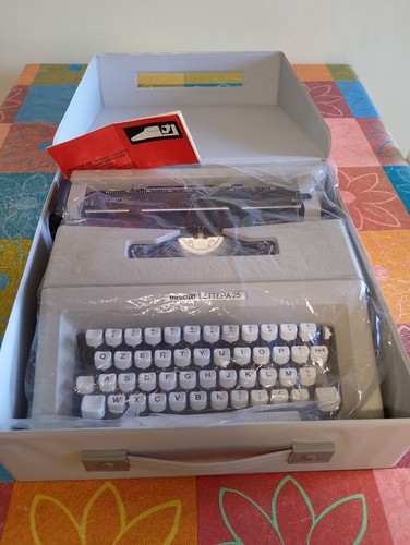 Macchina per scrivere - per, olivetti