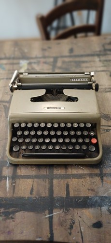 Macchina per scrivere olivetti - per,