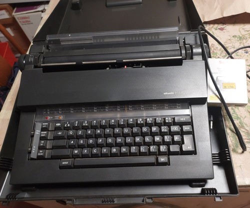 Macchina per scrivere olivetti - per,